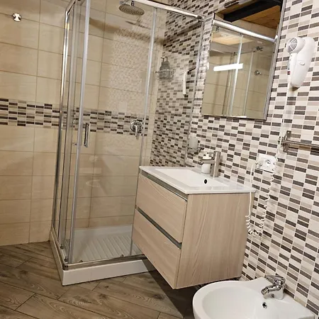 Station House Apartment *